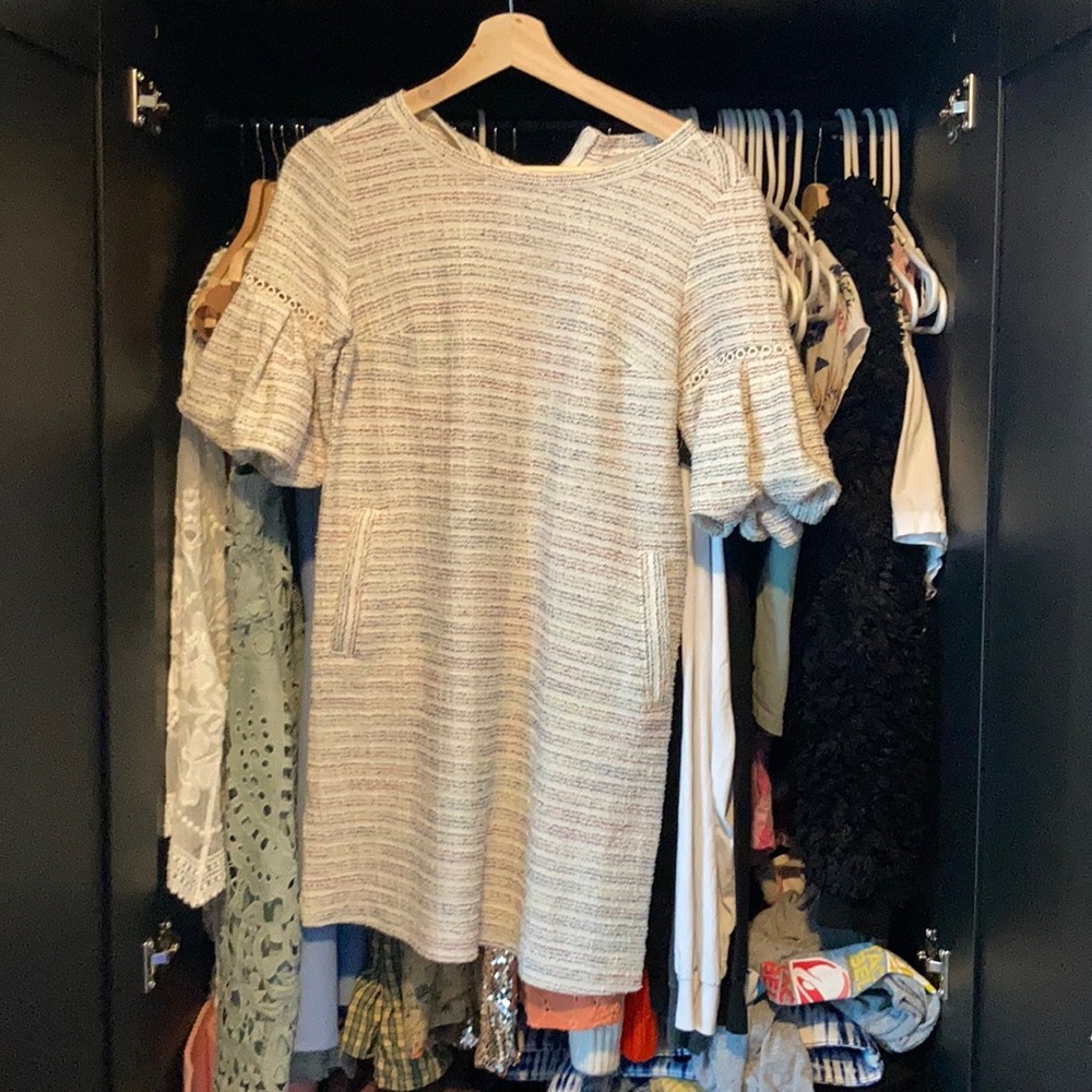 Cute dress with pocket and accent sleeves